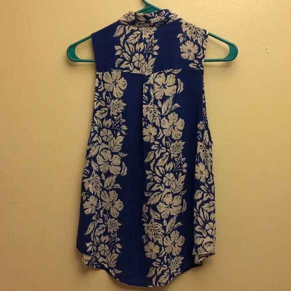3/$20 Hollister Sleeveless Lightweight Button Down Small - Picture 7 of 8